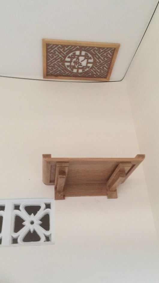 Mẫu bàn thờ treo tường đơn giản phù hợp chung cư nhà phố hiện đại