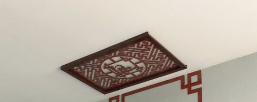Miếng dán chống ám khói bàn thờ mang lại vẽ đẹp thẩm mỹ cao cho trần nhà