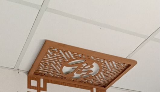 Miếng dán chống ám khói bàn thờ mang lại vẽ đẹp thẩm mỹ cao cho trần nhà