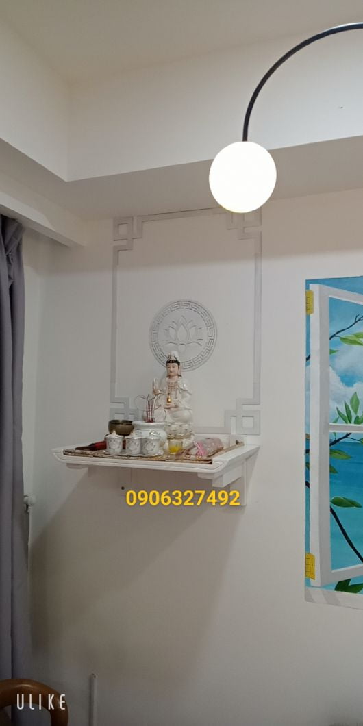Bàn thờ treo tường màu trắng phù hợp cho không gian nội thất hiện đại