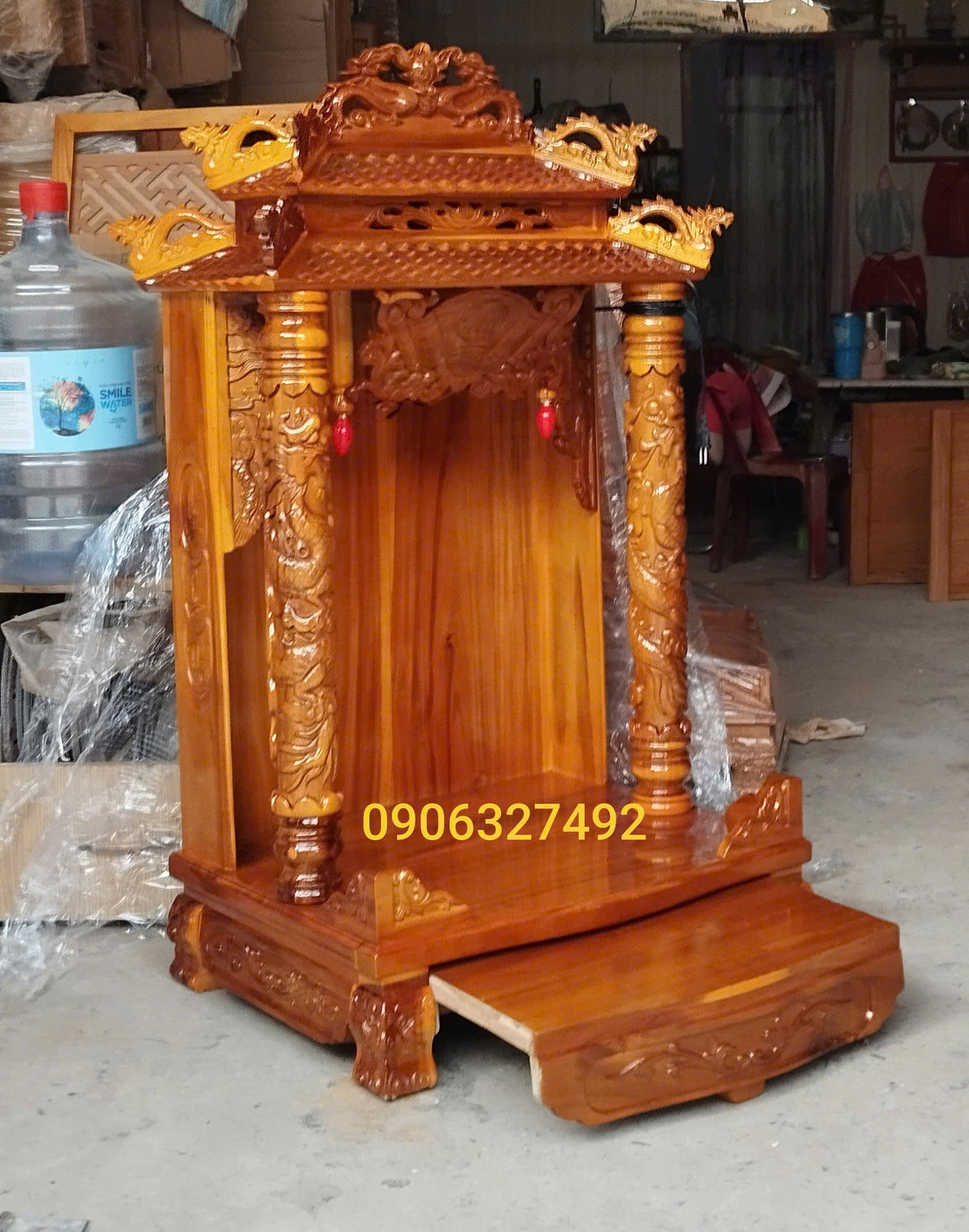 Gỗ tràm cứng cáp chất lượng làm nên kệ thờ ông địa mái ngói