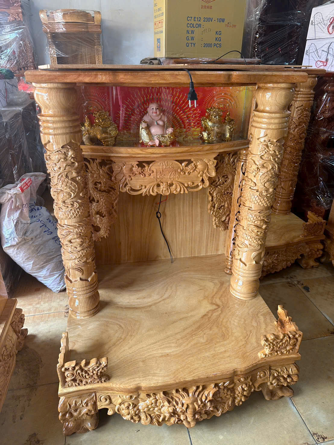 Thiết kế tủ thờ thần tài mộc gõ đỏ bóc tách vân vện lượn sóng trưng bày ở đường Tô Ngọc Vân khu vực Thủ Đức.