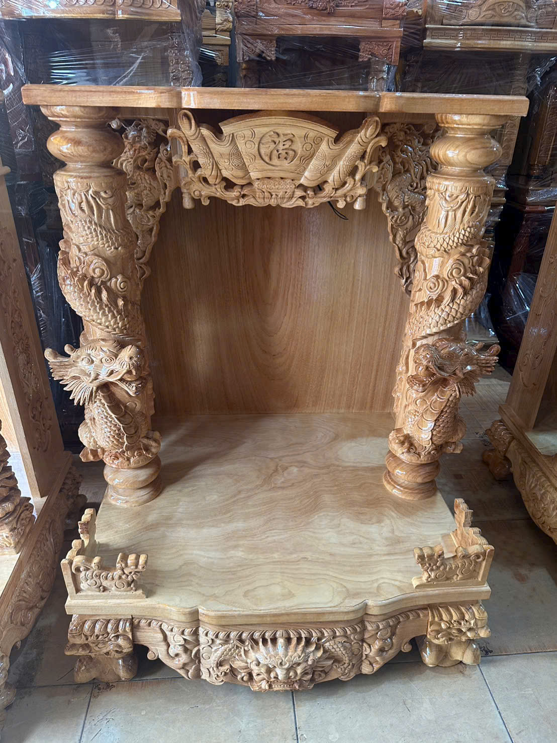 Kích thước lớn cho bàn thờ ông địa đặt tại doanh nghiệp lớn