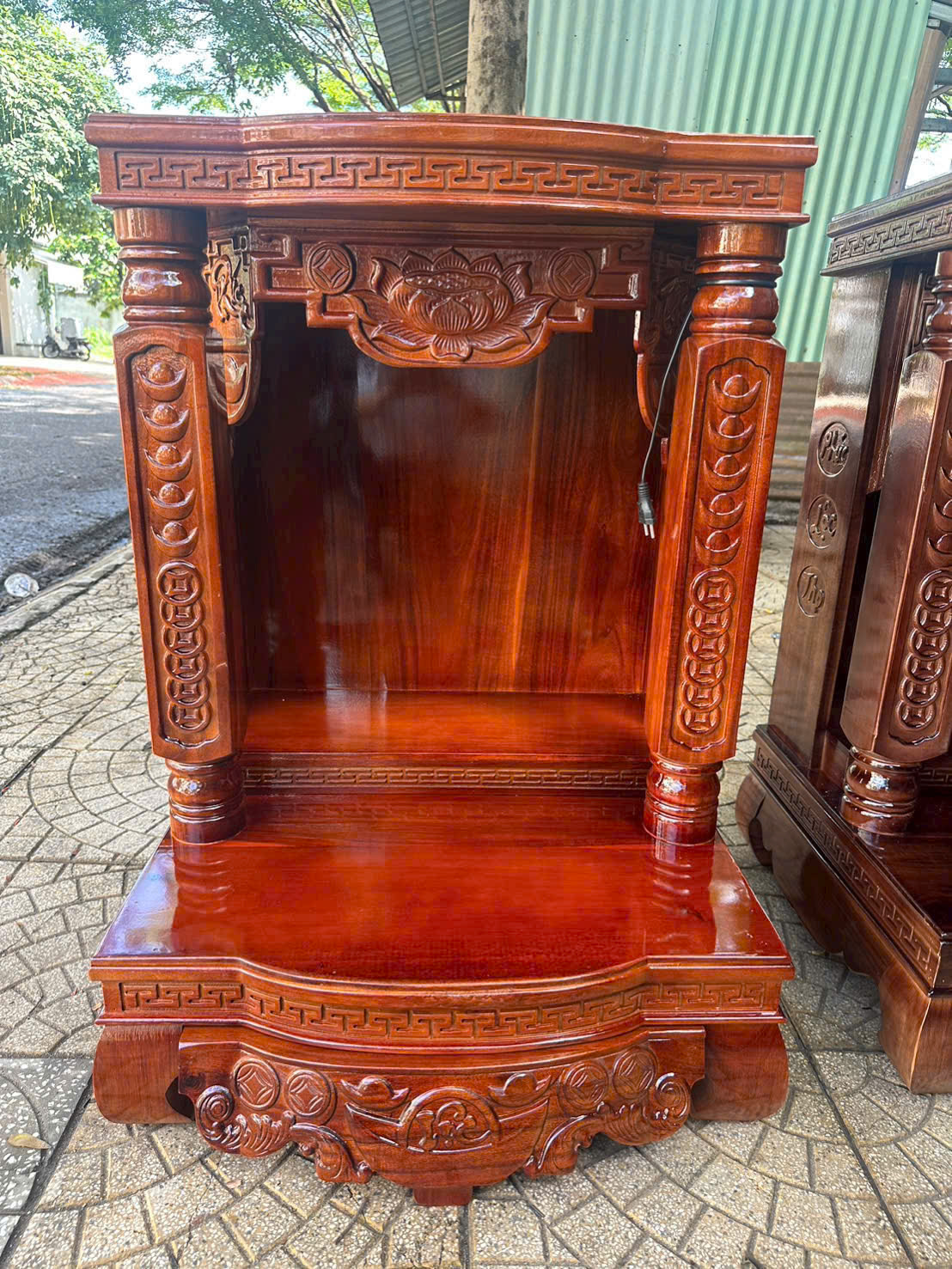 Các tấm gỗ dày dặn được mài nhẵn bề mặt và phủ một lớp bảo vệ láng mịn vừa hoàn thành việc lau chùi sạch sẽ để an vị tại tiệm tóc Huyện Cần Giờ.