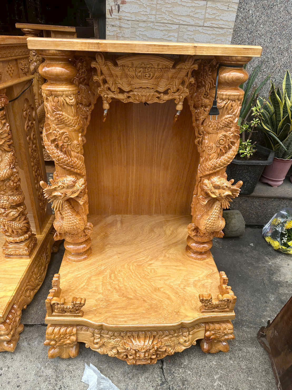 Sản phẩm tủ thờ gõ đỏ hai bên bố trí cặp cột trụ tròn chạm rồng lắp đặt tại phường Bình Thọ khu vực Thủ Đức.
