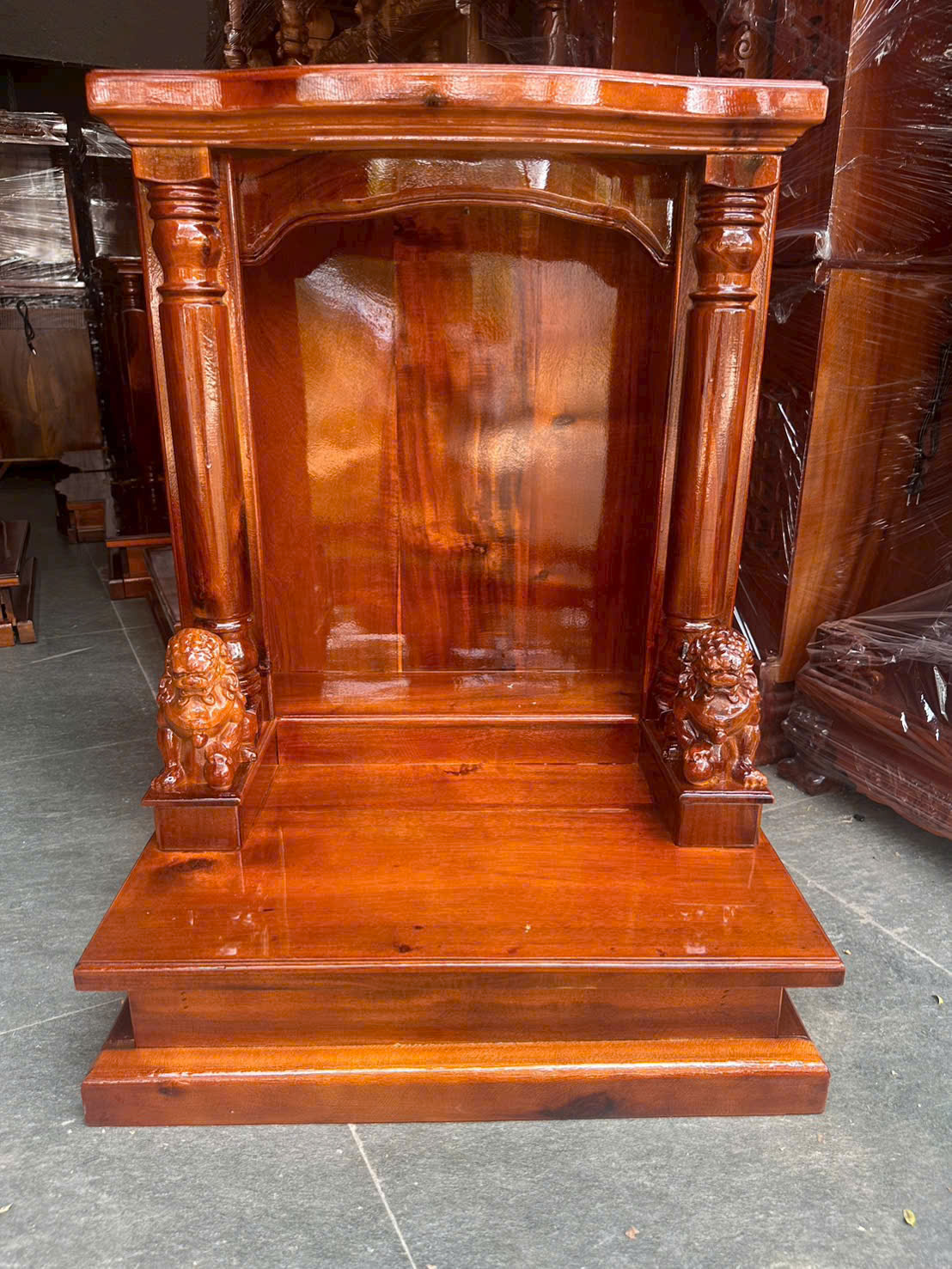 Khoảng trống phía trong ban thờ rộng rãi giúp sắp xếp cặp tượng thần thoải mái phù hợp kê tại các mặt bằng kinh doanh đông đúc trên đường Cách Mạng Tháng Tám.