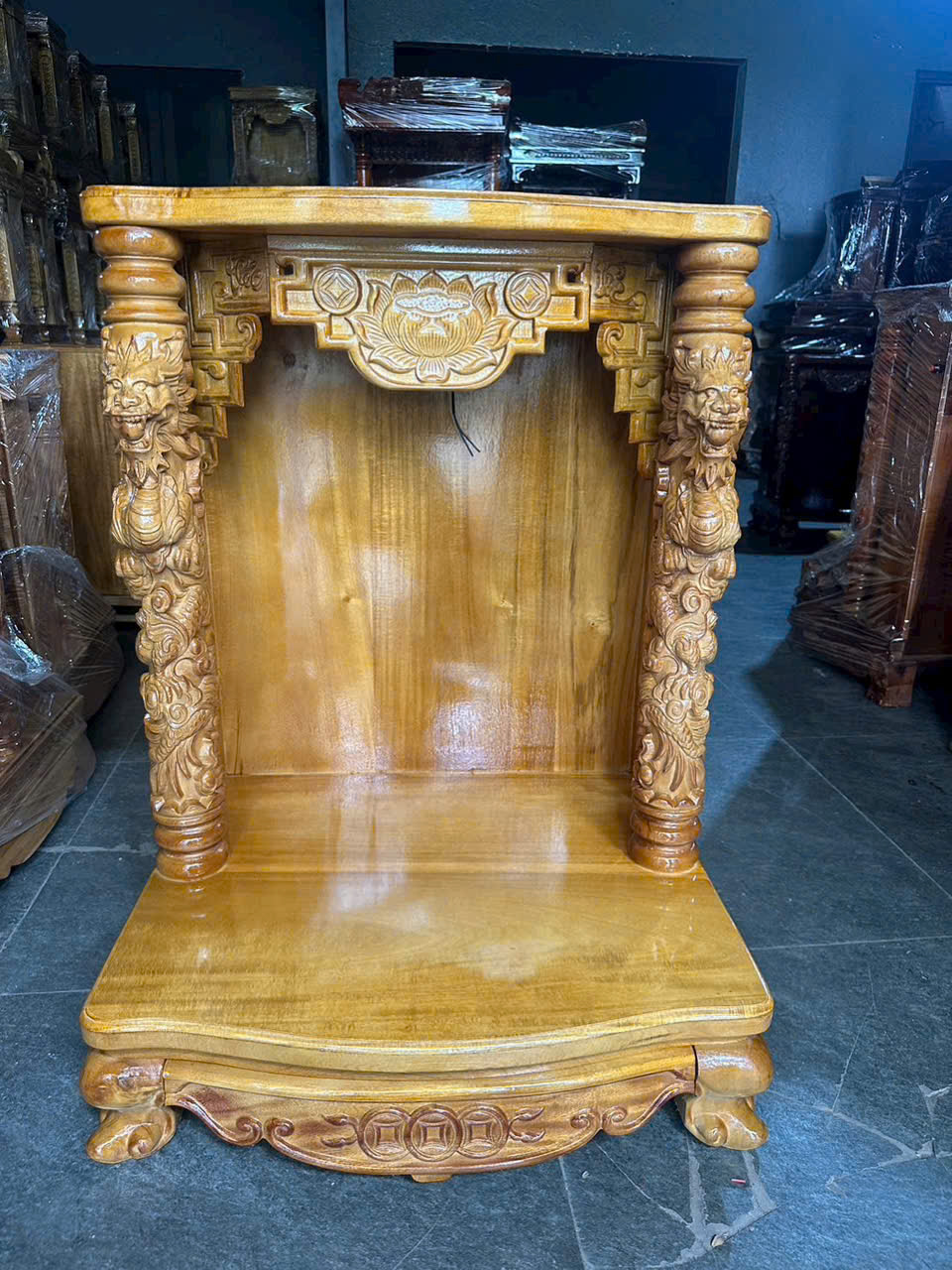 Nước sơn PU phủ kín các góc ngăn thấm nước hoàn hảo khi lau dọn bụi bẩn định kỳ đạt độ chịu lực rất tốt khi giao thực tế đến tiệm vàng đường Lê Văn Sỹ.