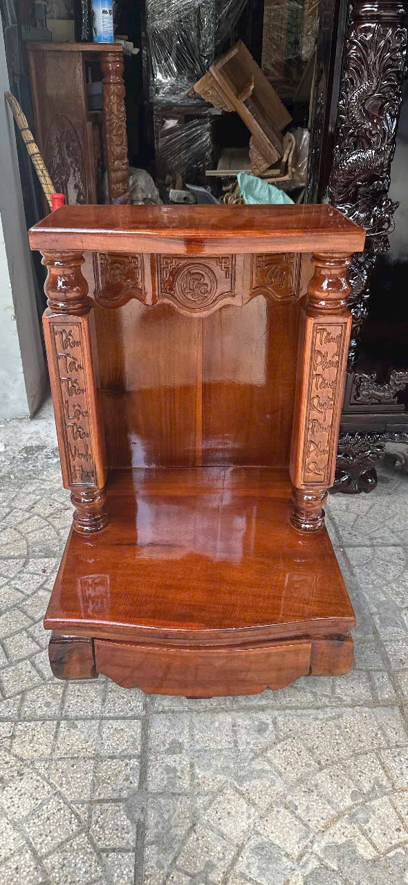 Khung sườn làm từ chất gỗ thịt nguyên tấm siêu nặng chắc không bị nứt nẻ nổi bật đường vân gỗ tự nhiên sắc nét khi trưng bày tại nhà phố đường Nguyễn Văn Linh.