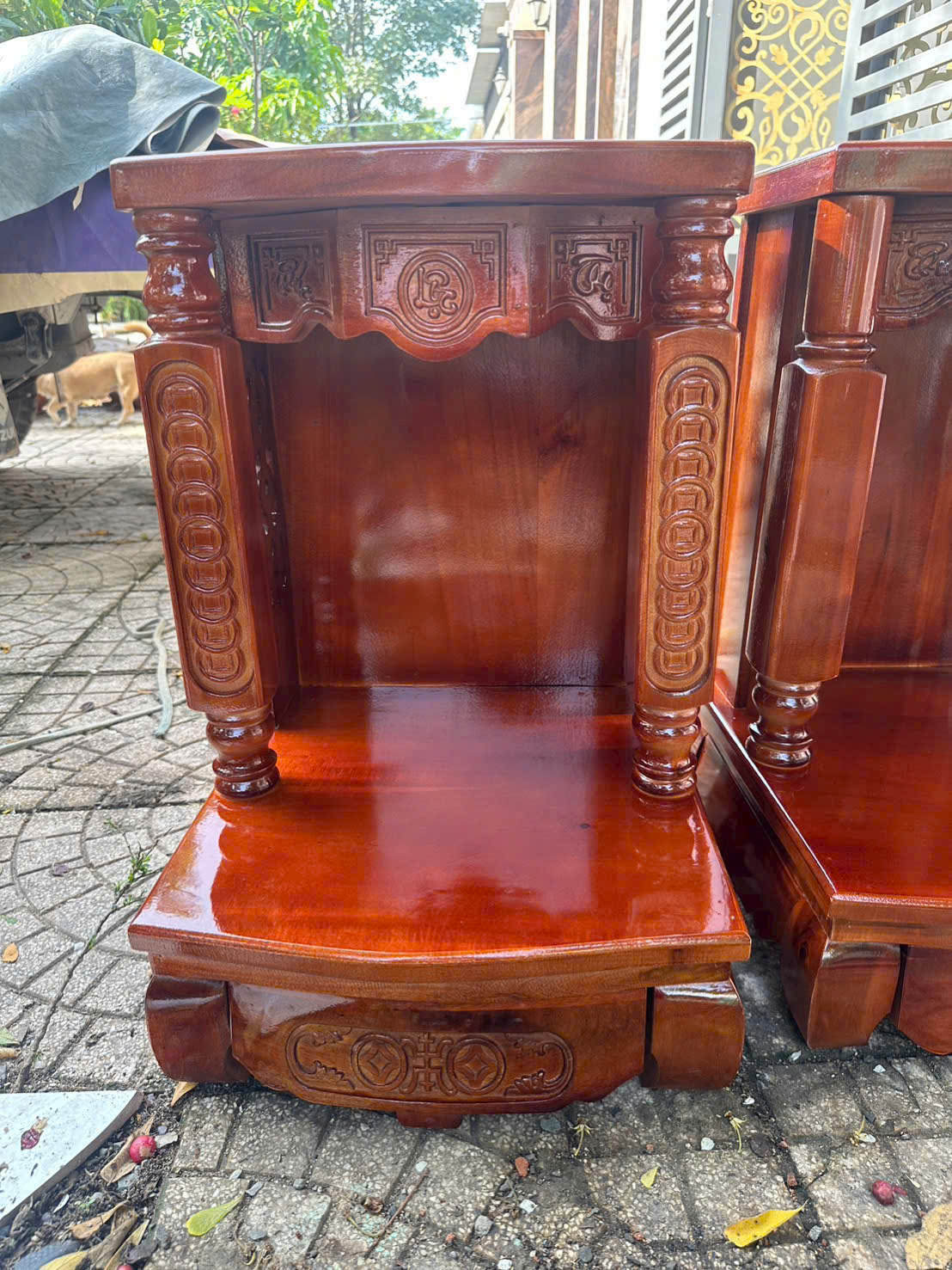 Hệ thống đèn dán chìm tỏa ánh sáng vàng giúp góc thờ cúng luôn ấm áp, trang nghiêm sử dụng số đo Lỗ Ban may mắn cho cửa hàng mới mở trên đường Lê Văn Việt.