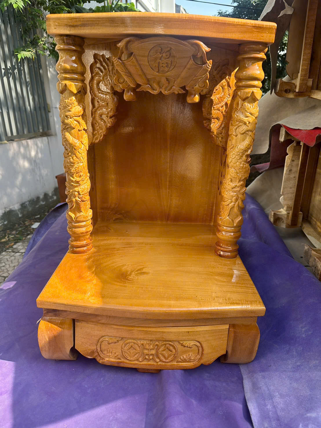Mô hình bệ thờ gỗ tự nhiên gam màu tối thời thượng mang lại sự trang nghiêm cho góc thờ tự của tiệm làm móng đường Nguyễn Ảnh Thủ.