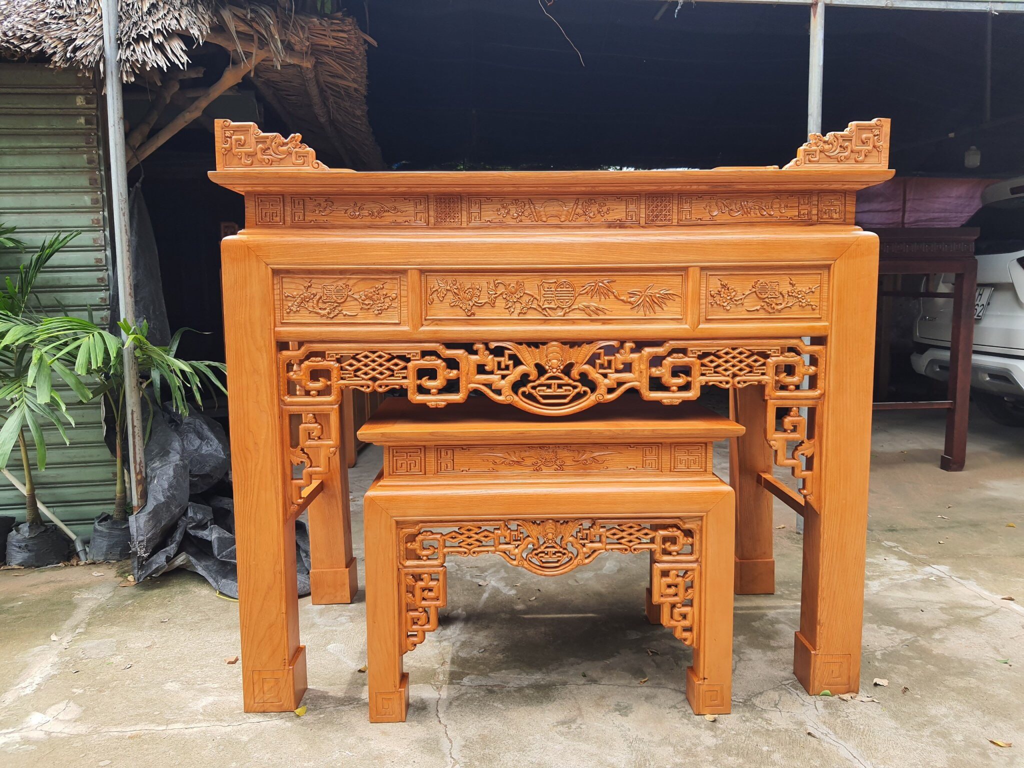 Gia chủ nên trực tiếp nghiệm thu phôi mộc thô tại xưởng trước khi bấm nút chốt phương án thi công nội thất phòng thờ.