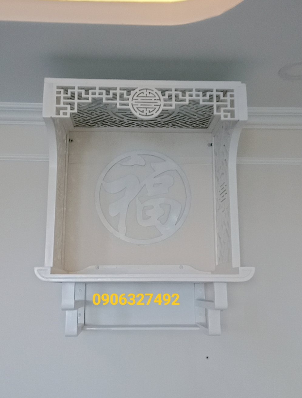 Bàn thờ phật bà quan âm có vách màu trắng