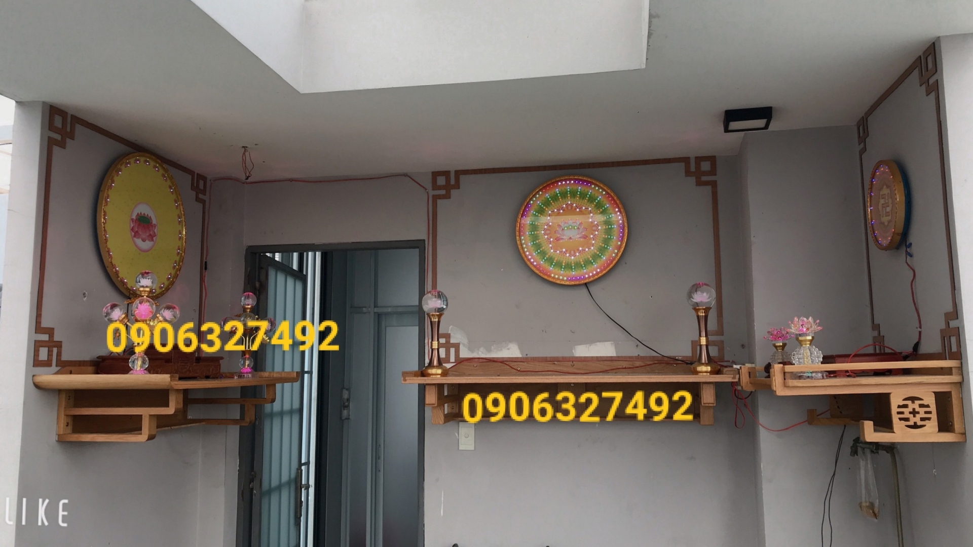 Phật ngự tủ đứng chính diện, tổ tiên an vị ở bàn hạ cấp bên mảng tường.