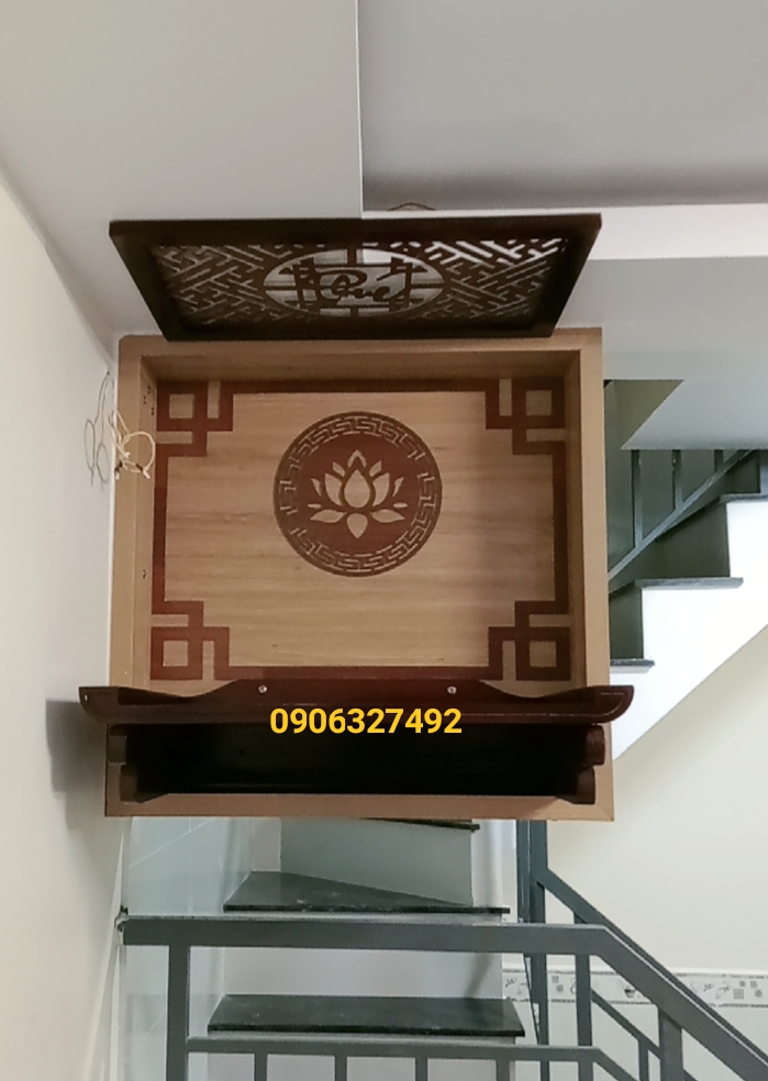 Thiết kế hộp gỗ treo tường để xoay hướng bàn thờ ra cửa