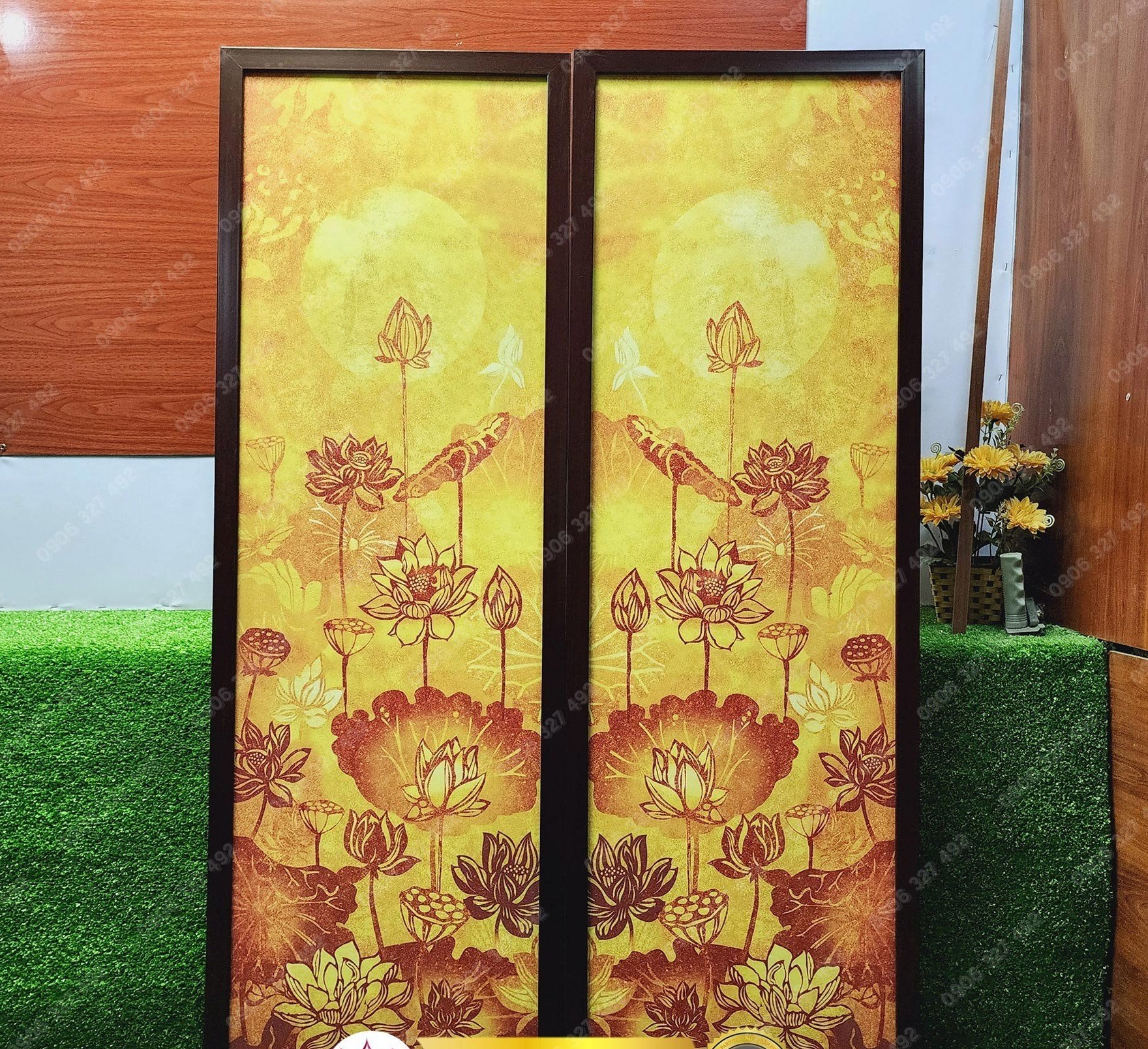Tranh trúc chỉ tròn tỏa ánh sáng vàng ấm áp treo áp tường bệ thờ.