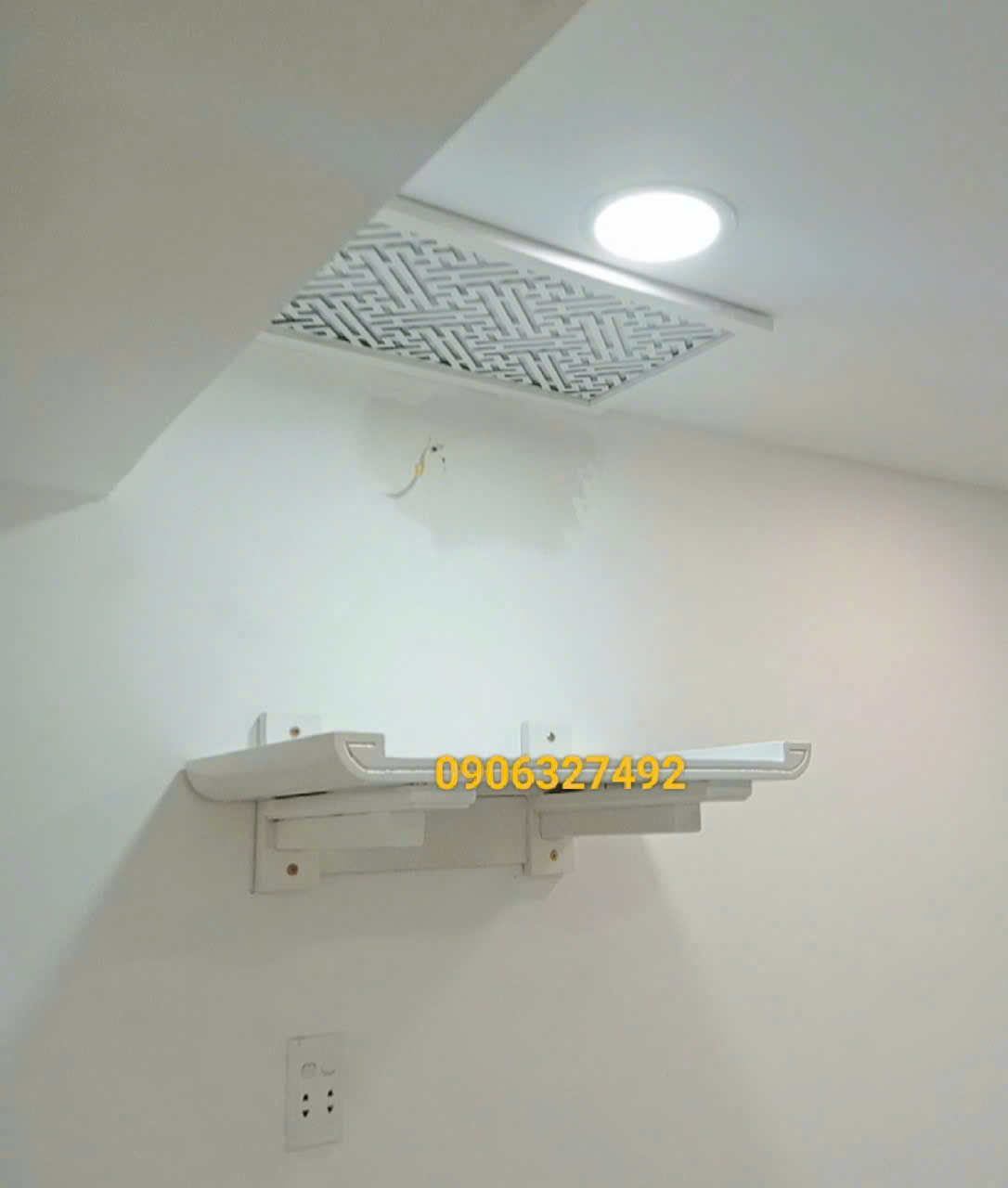Bàn thờ treo tường màu trắng