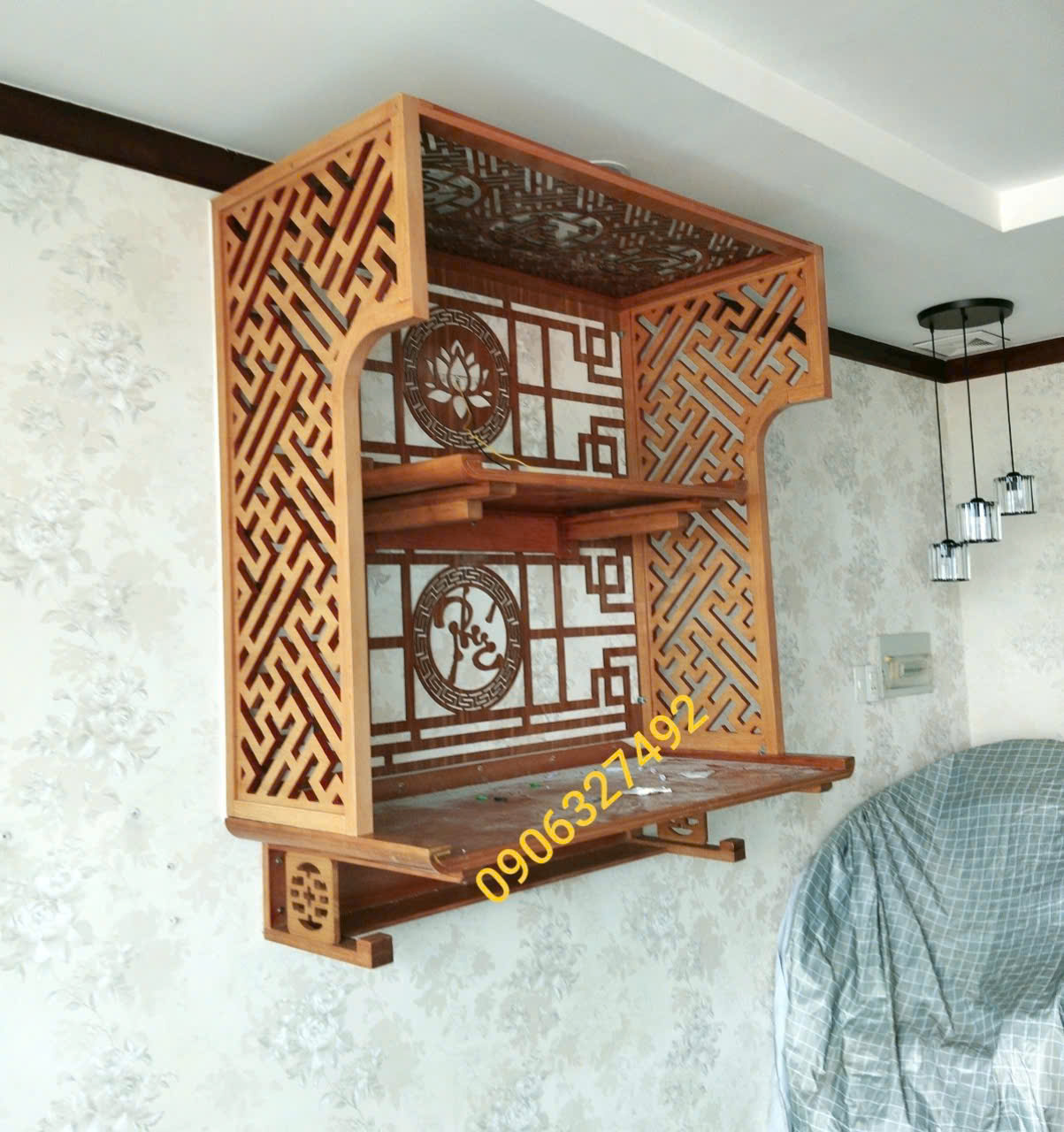 Bàn thờ treo tường có vách ngăn